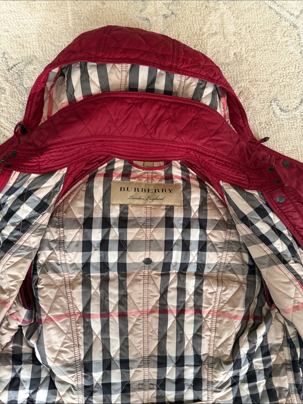 Burberry Red Quilted Hooded Puffer Jacket in EC , the belt is missing - Picture 9 of 11